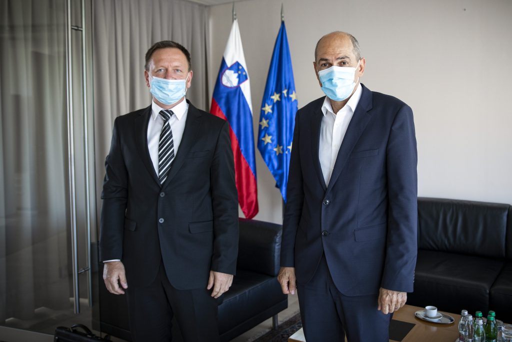 Predsednik Komisije za preprečevanje korupcije Robert Šumi in predsednik vlade Janez Janša. Foto: Kabinet predsednika vlade.