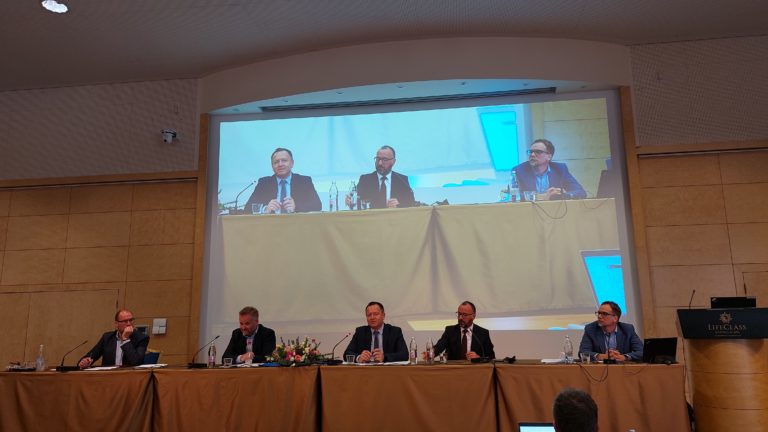 Predsednik Komisije dr. Robert Šumi med sodelujočimi na okrogli mizi na Dnevih javnih naročil 2022