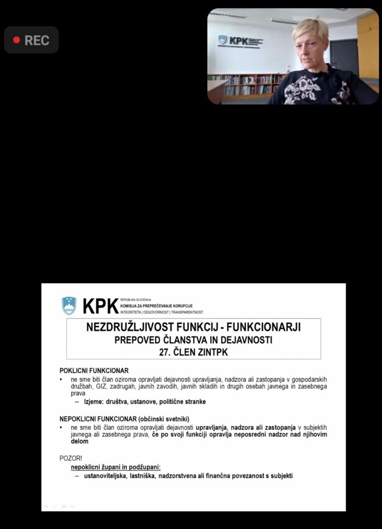 Posnetek zaslona: vodja Službe za nadzor na Komisiji Katja Mihelič Sušnik med usposabljanjem