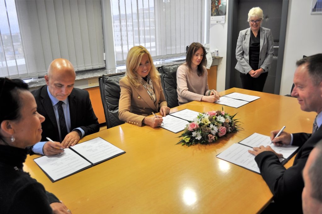 Podpis Sporazuma (z leve zgoraj): mag. Boštjan Lindav, mag. Tatjana Bobnar, Vesna Gutman in dr. Robert Šumi