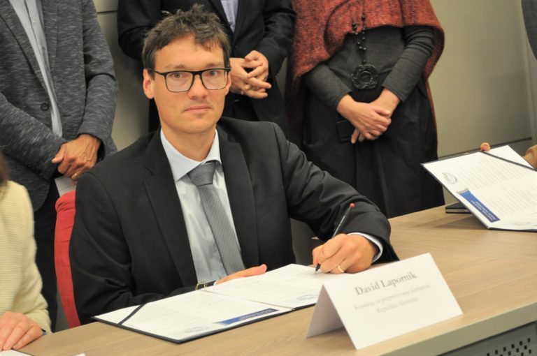 Namestnik predsednika Komisije David Lapornik med podpisovanjem sporazuma