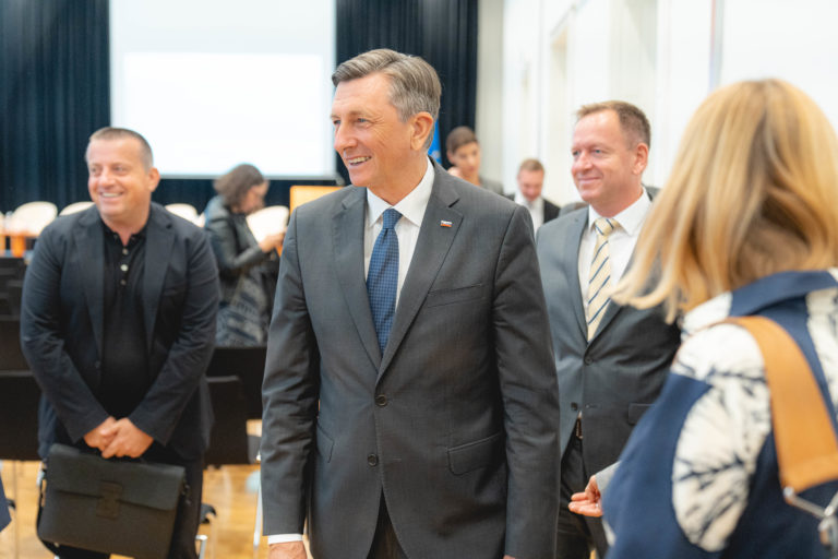 Predsednik RS Borut Pahor, v ozadju (z leve) predsednik Kluba slovenskih podjetnikov SBC Joc Pečečnik in predsednik Komisije za preprečevanje korupcije dr. Robert Šumi