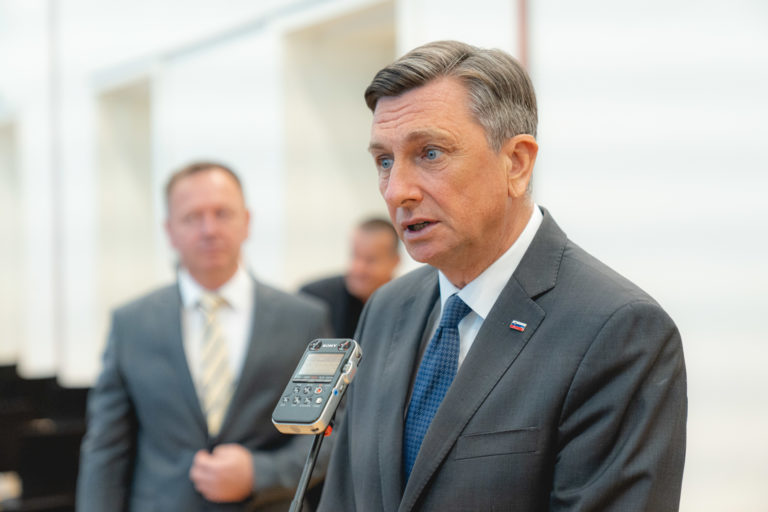 Predsednik RS Borut Pahor, v ozadju predsednik Komisije za preprečevanje korupcije dr. Robert Šumi