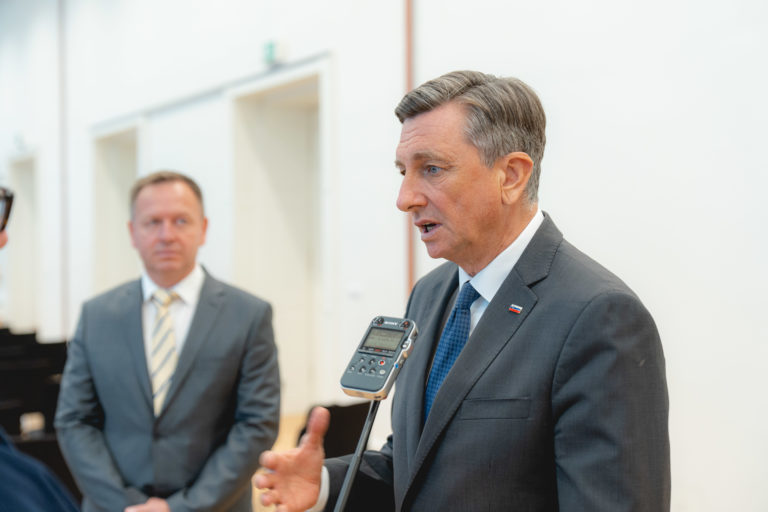 Predsednik RS Borut Pahor, v ozadju predsednik Komisije za preprečevanje korupcije dr. Robert Šumi