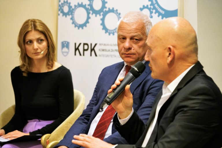 Anja Kampuš, Drago Kos in Boštjan Penko med razpravo