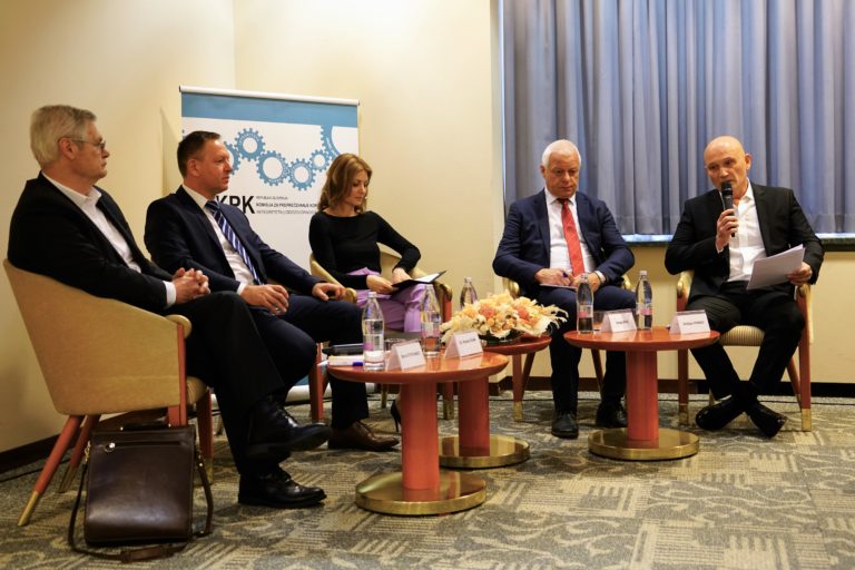 Udeleženci razprave (z leve): Boris Štefanec, dr. Robert Šumi, Anja Kampuš, Drago Kos in Boštjan Penko