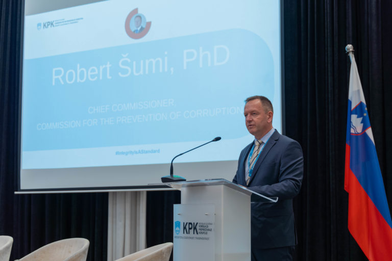 Predsednik Komisije dr. Robert Šumi med nagovorom