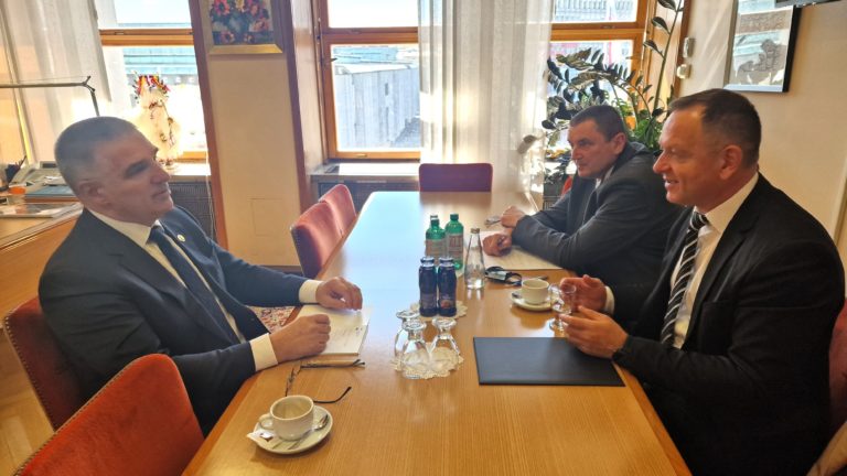Predsednik ZDOPS Marko Lotrič ter predsednik Komisije dr. Robert Šumi in vodja Kabineta Komisije Rado Jože Kerč med sestankom.